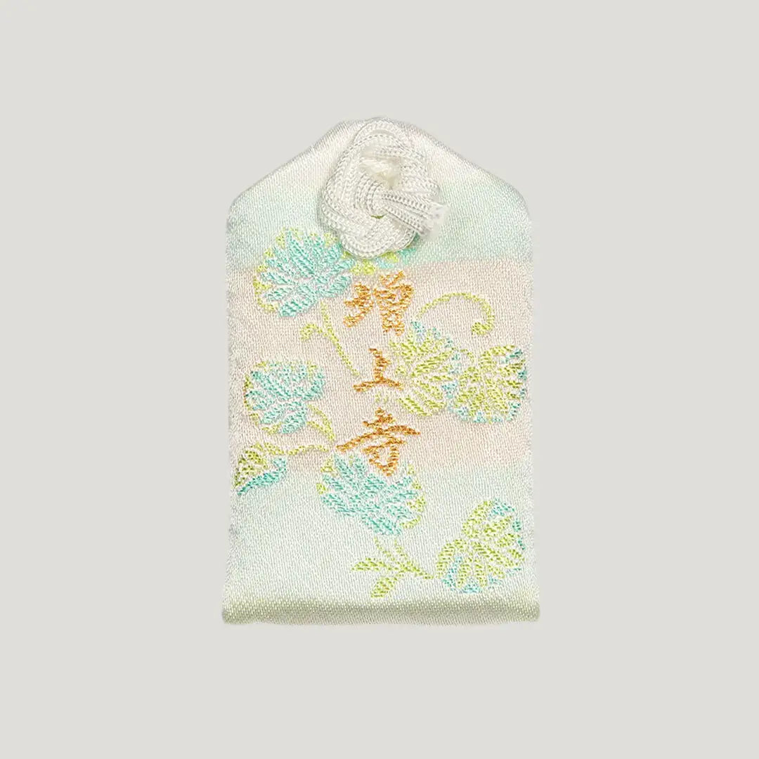 Back of 良縁成就御守 (Love & Soulmate Omamori) from Zojoji Temple – pale omamori with soft floral embroidery and 増上寺 in gold